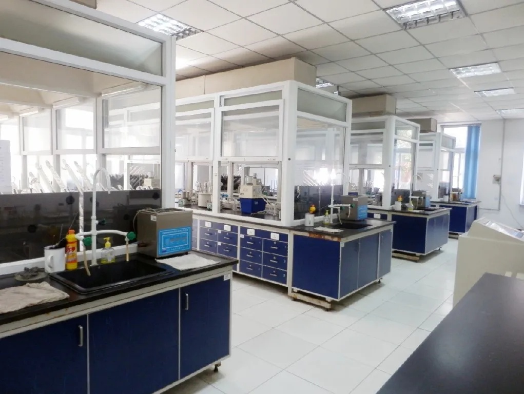 广东药科大学实验室蓝色实验台配通风柜与仪器_1