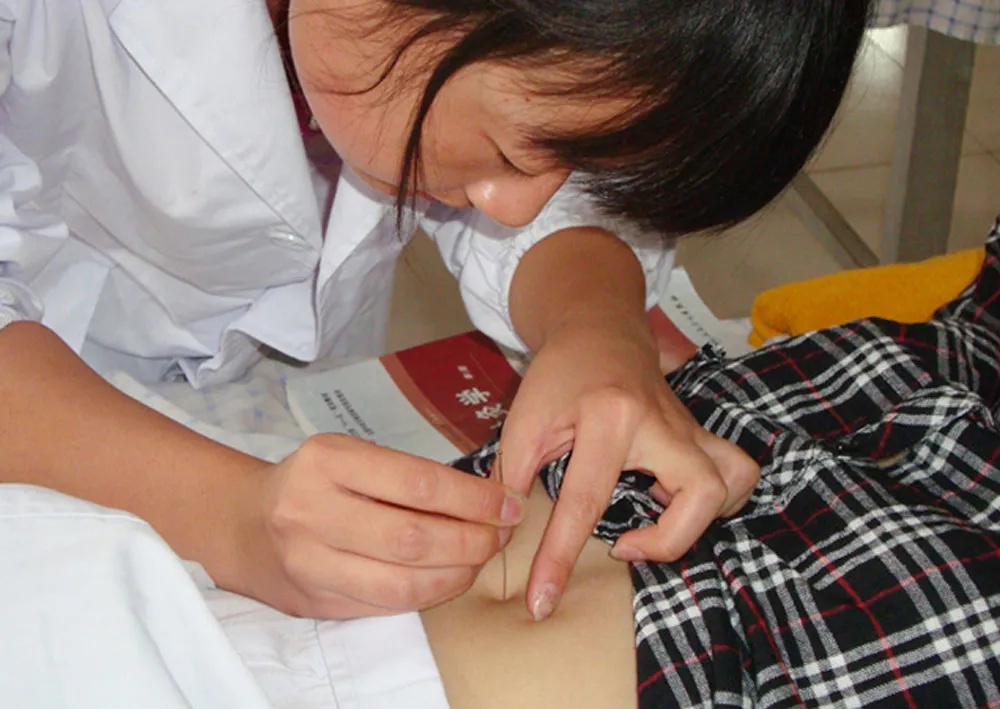 中医学专业课堂：学生练习针灸或辨识药材