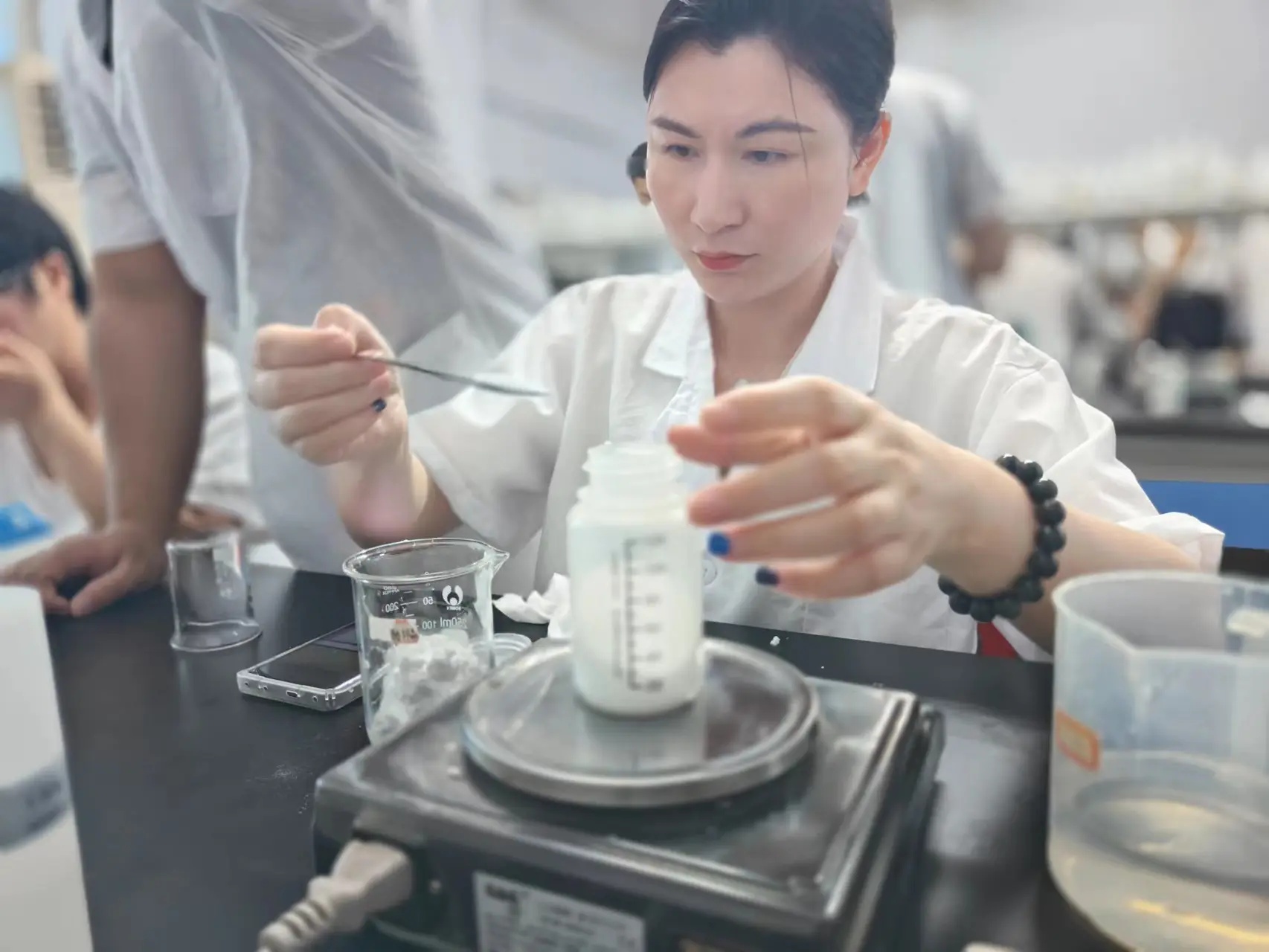 学生进行化妆品配方实验操作实景