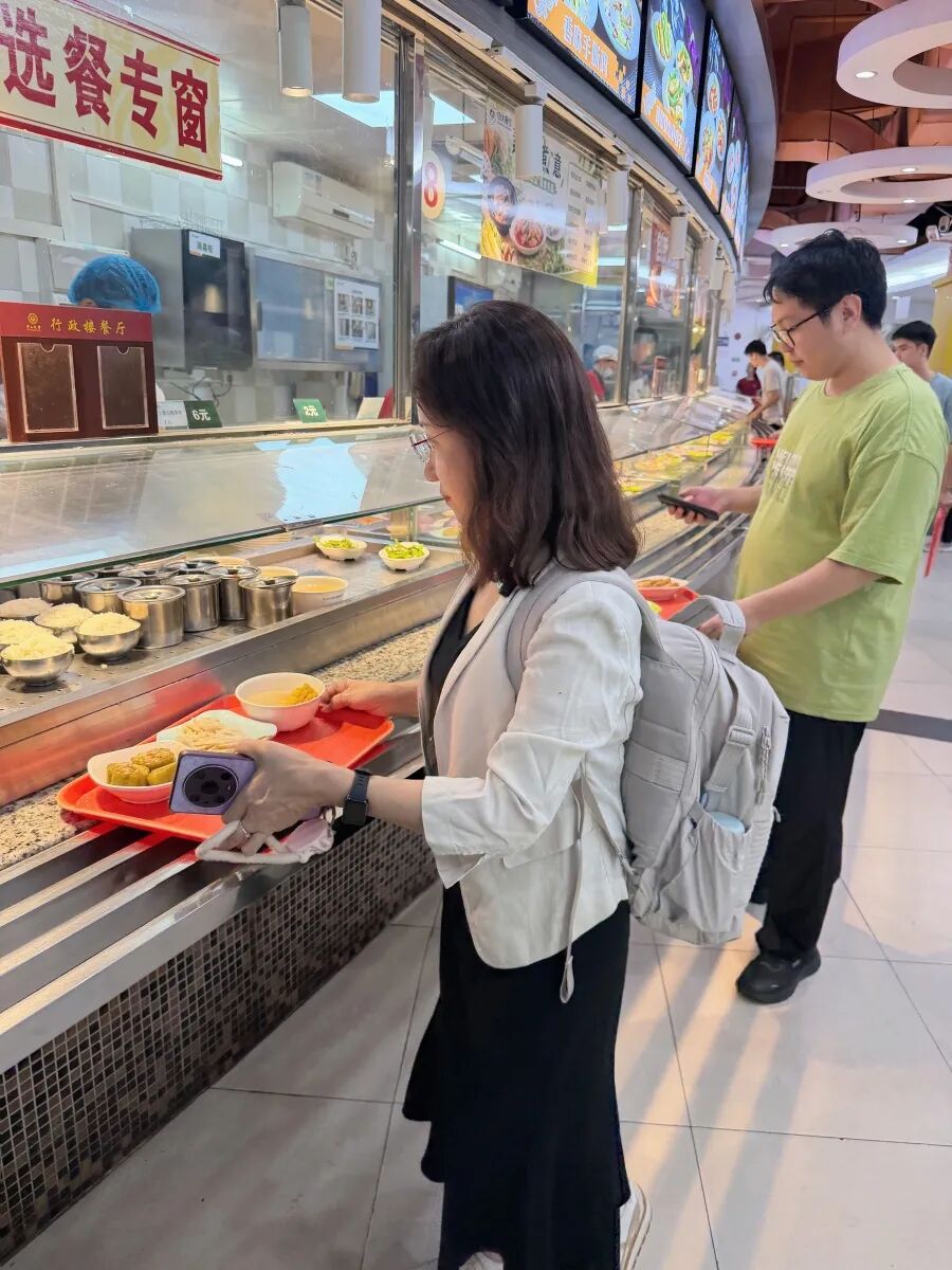 李伟欣在食堂打饭 图片