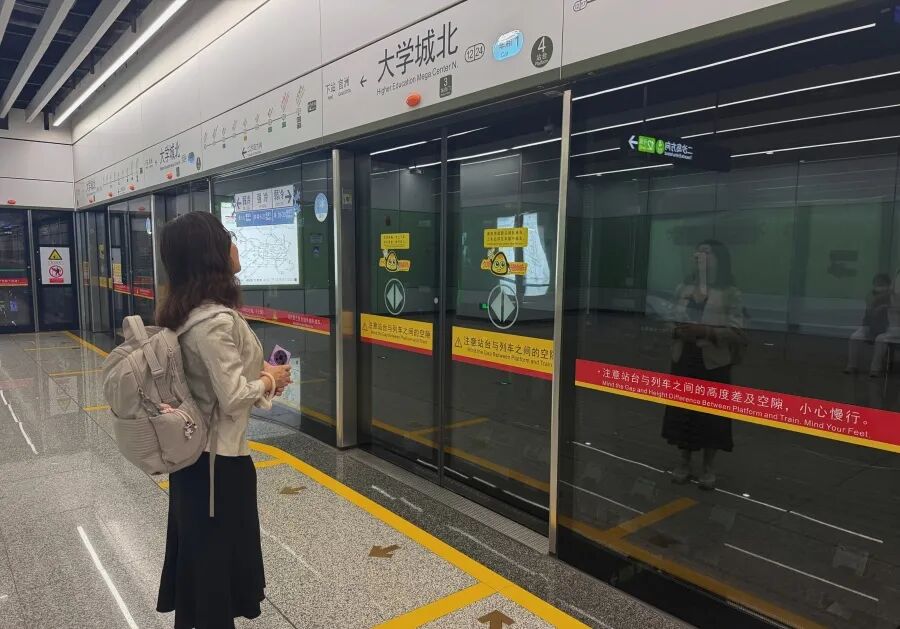 21:52,李伟欣在大学城北站等候地铁回家,返回家中已是23时 图片