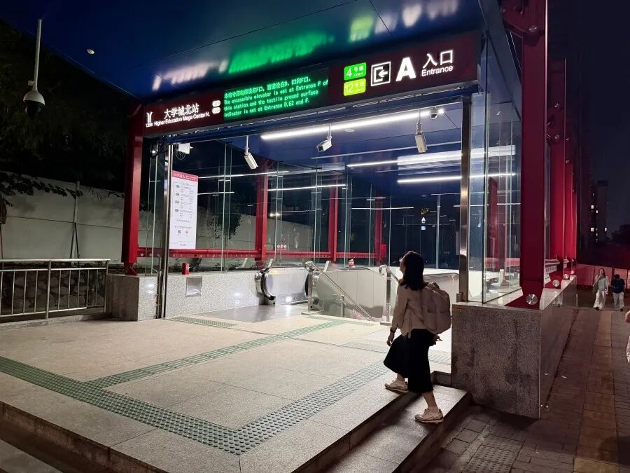 21:50,李伟欣坐地铁回家 图片