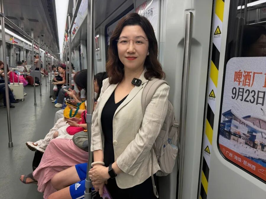李伟欣坐地铁去大学城上课 图片