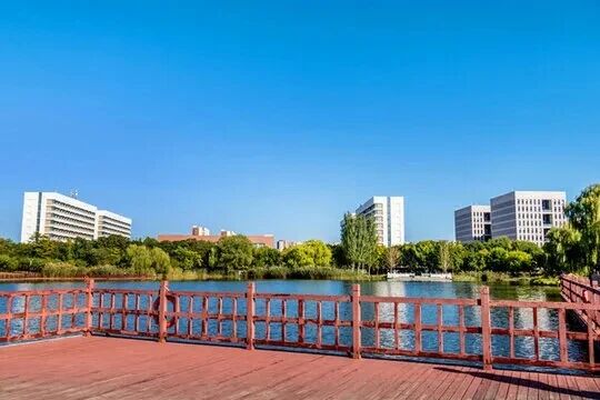 现代化民办大学校园景观（湖畔建筑）