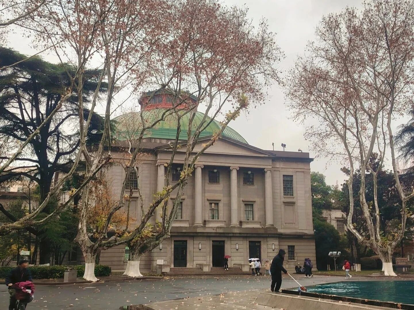 东南大学四牌楼校区大礼堂与学生测绘场景融合图
