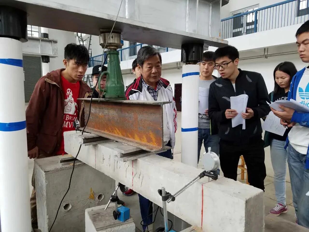 土木工程专业学生在实验室或施工现场实践的纪实照片